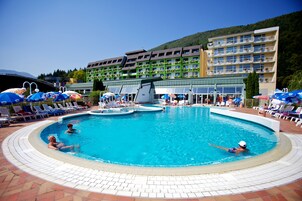 2 piscinas techadas, una piscina al aire libre