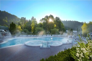 2 piscinas techadas, una piscina al aire libre