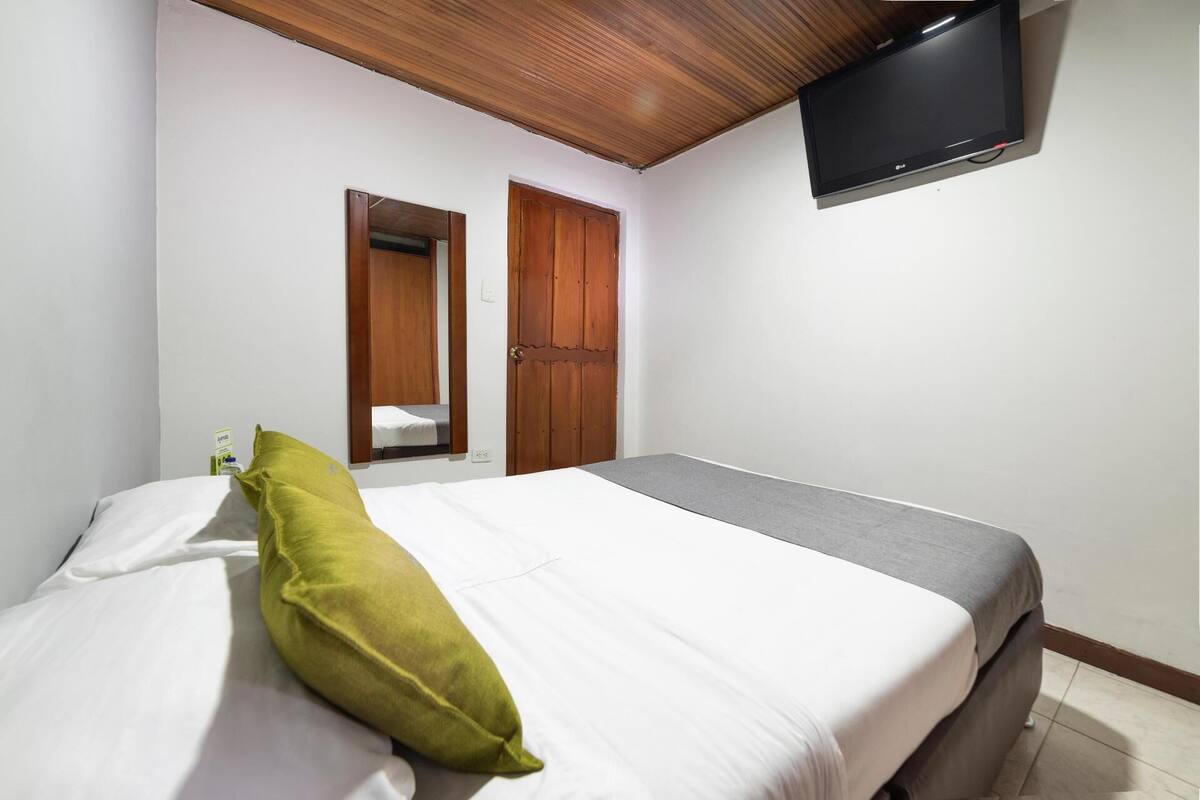1 habitación, escritorio, tabla de planchar con plancha y camas extra