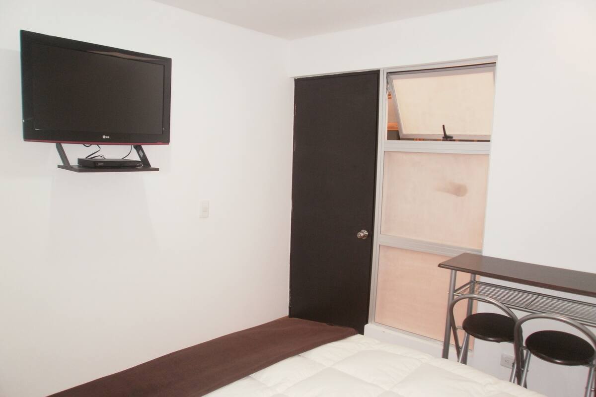 1 chambre, bureau, fer et planche à repasser