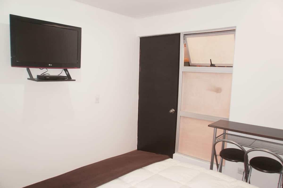 1 habitación, escritorio, tabla de planchar con plancha y camas extra