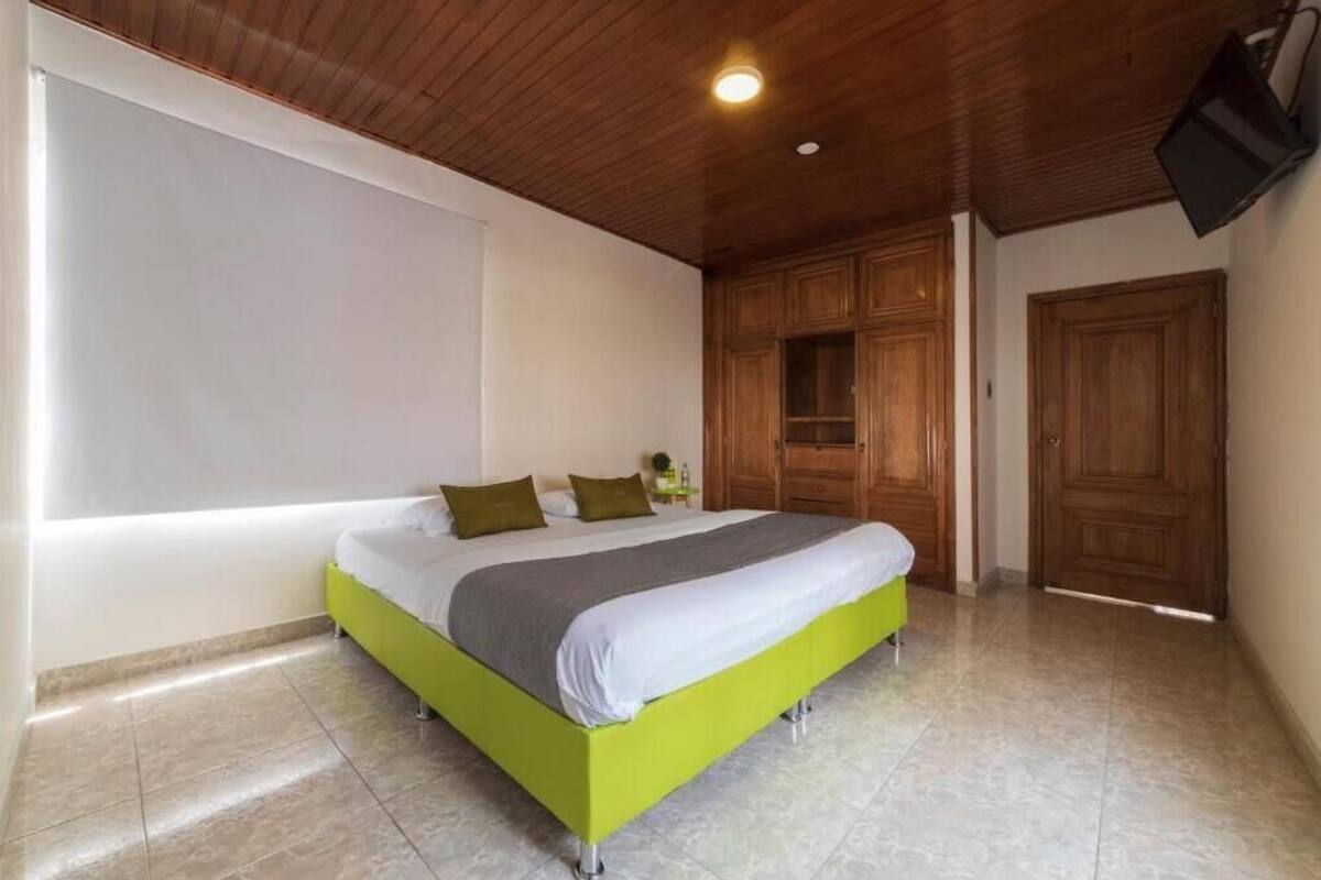 1 chambre, bureau, fer et planche à repasser