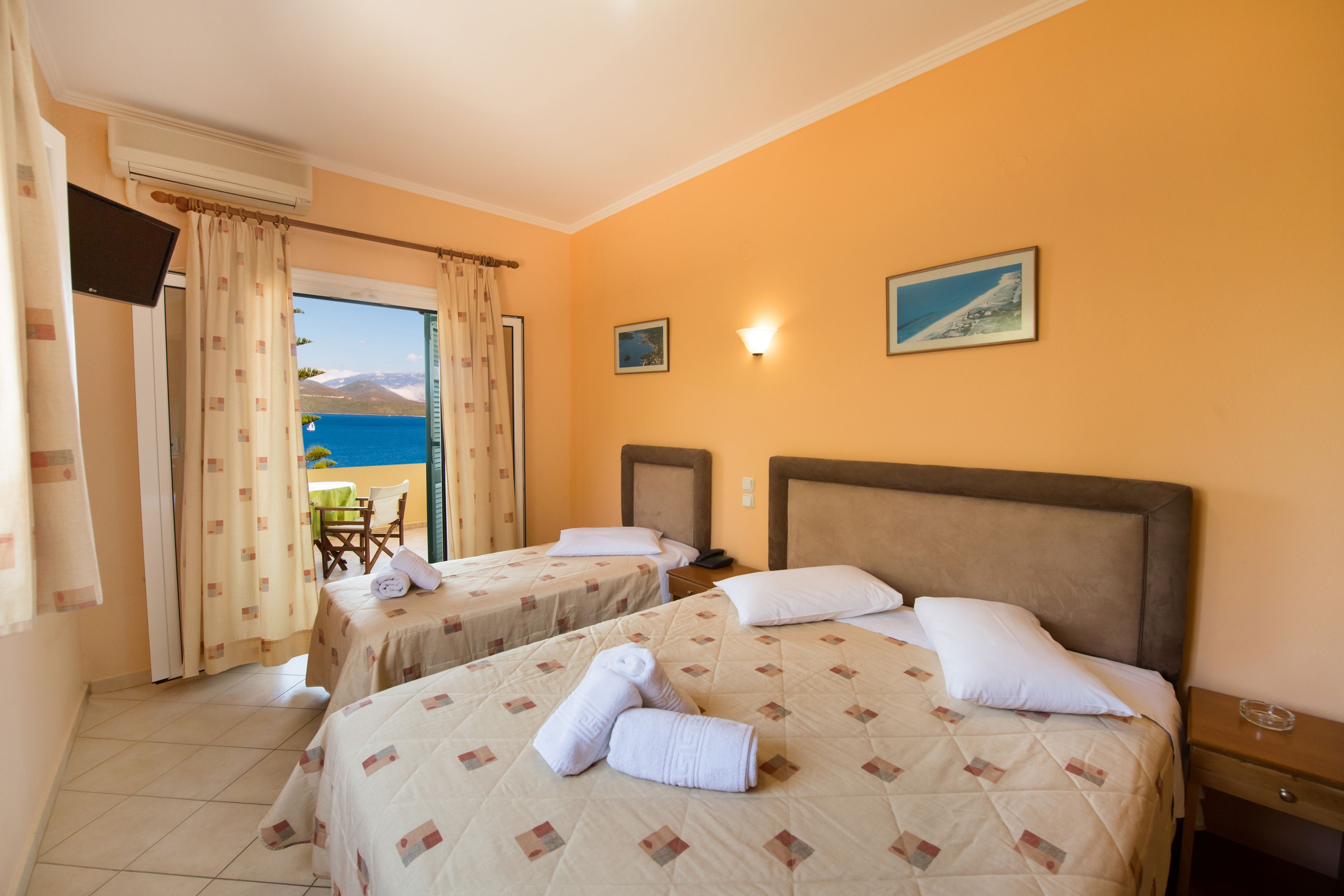 خزنة داخل الغرفة ومكتب وتجهيزات عازلة للصوت وواي فاي مجانًا