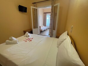 Triple Apartment, Sea View | Coffre-fort, bureau, système d’insonorisation, accès au Wi-Fi (inclus)