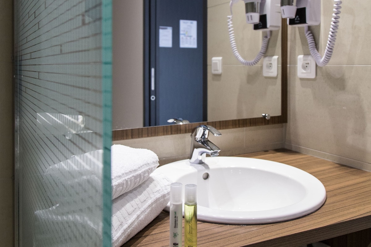 superior twin room | bathroom sink