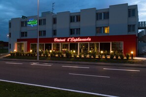 住宿正面 (夜晚)