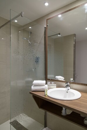 Ducha, artículos de higiene personal gratuitos y secador de pelo