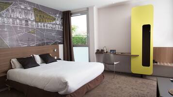 Ein Hotelzimmer mit einem großen Bett, einem Schreibtisch und Blick ins Freie.