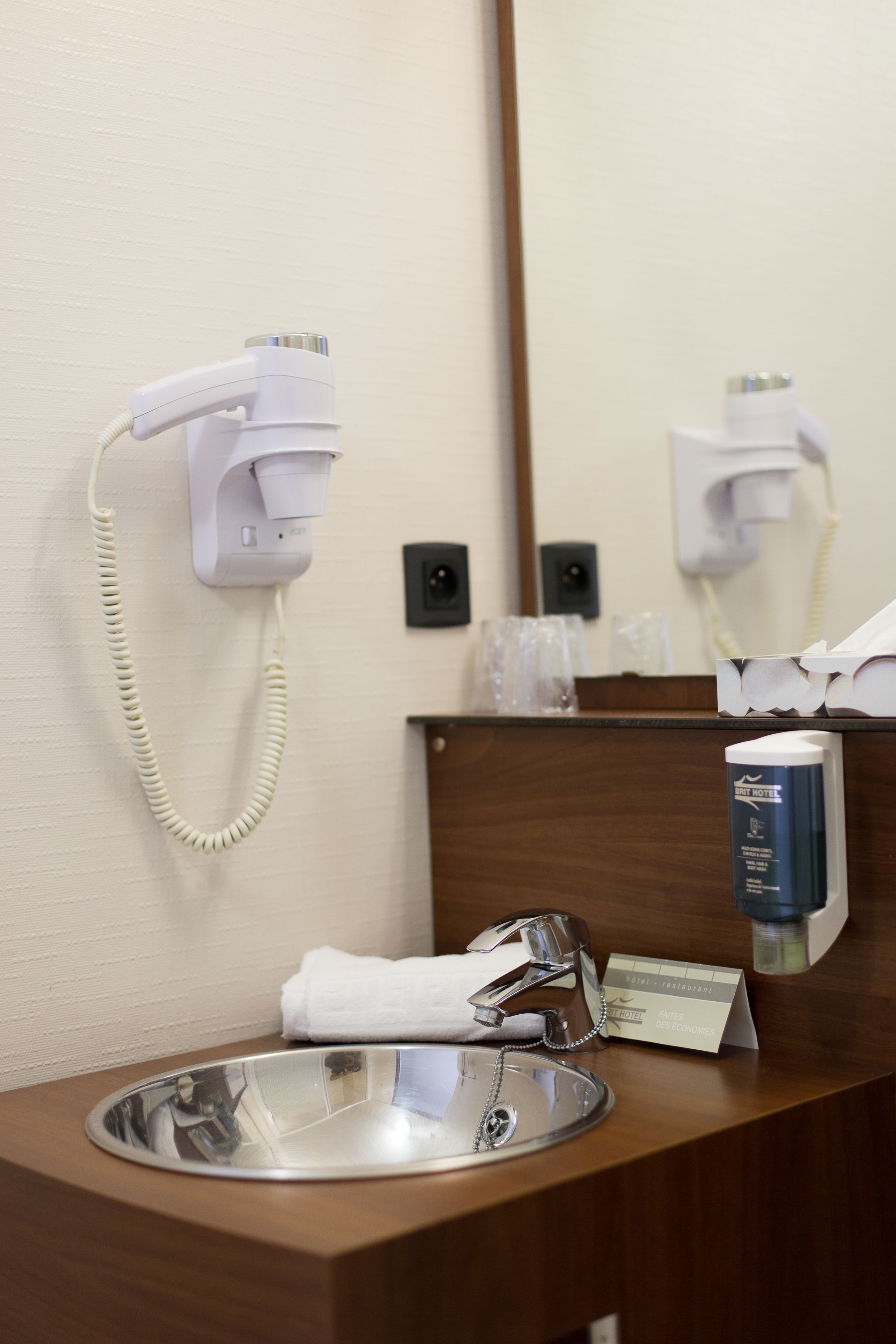standard twin room | bathroom | shower, free toiletries, hair dryer, towels