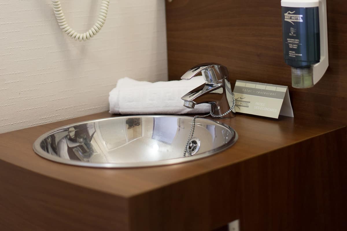 standard twin room | bathroom | shower, free toiletries, hair dryer, towels