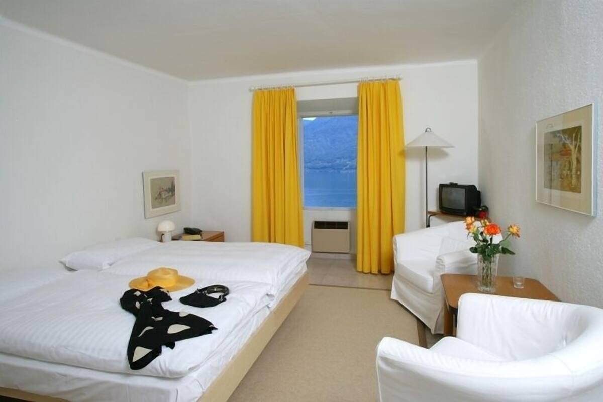 cosy double room with lake view | down duvets, in-room safe, free wifi