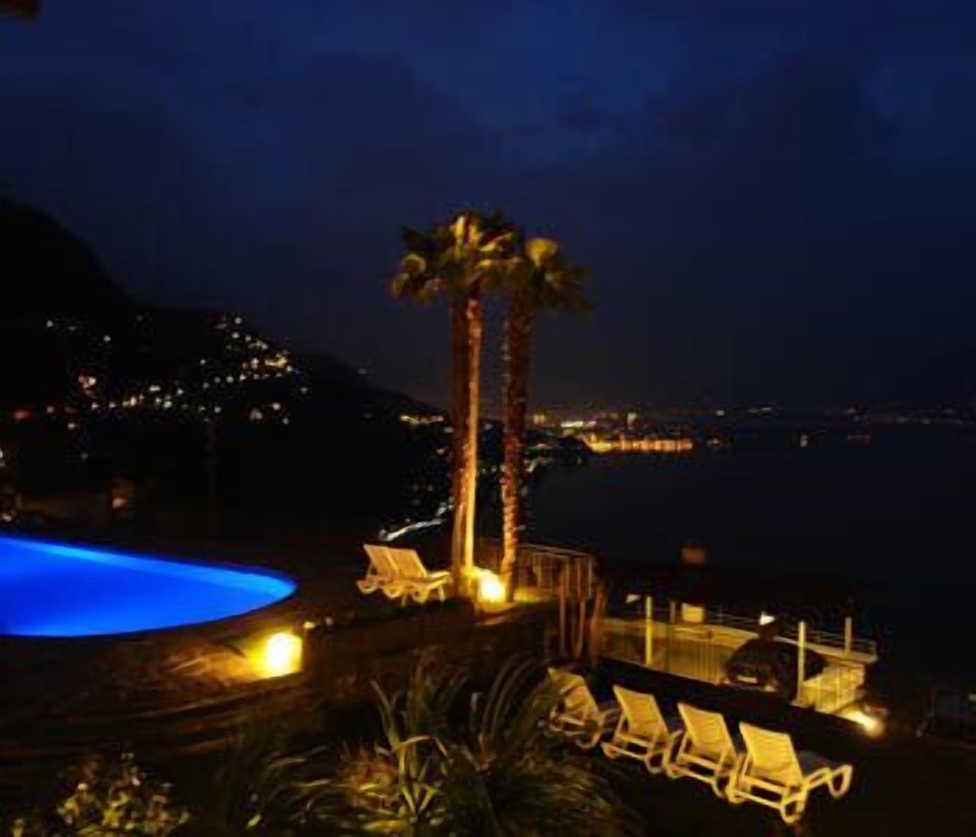 seasonal outdoor pool, pool loungers