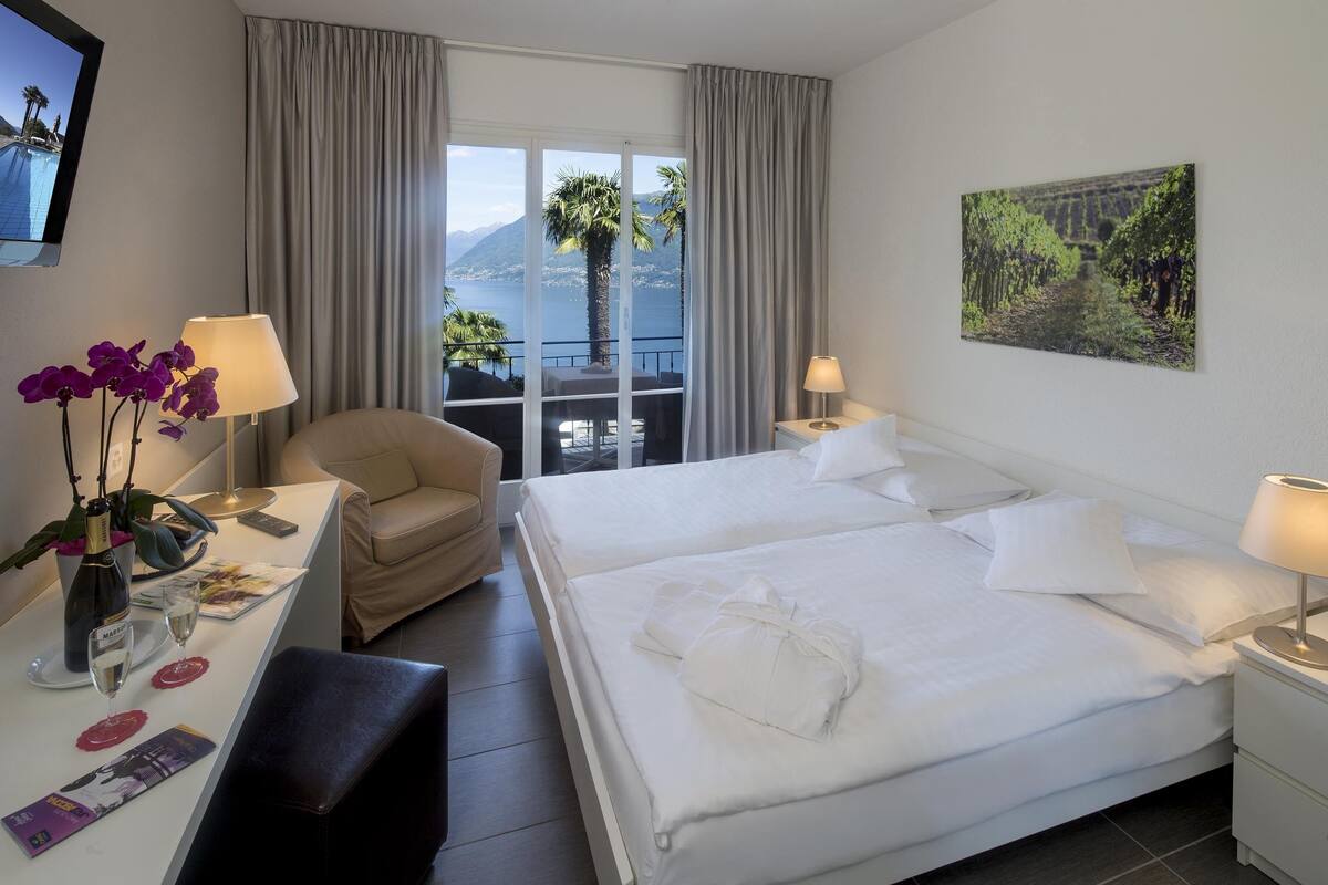 modern double with lake view | down duvets, in-room safe, free wifi