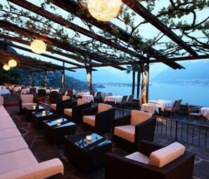 Se sirven desayunos y almuerzos; cocina italiana; con vista a la piscina