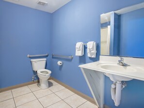 Habitació, 2 llits de matrimoni, accessible | Bany | Articles de tocador gratuïts, tovalloles, sabó i paper higiènic 