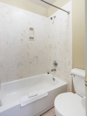 Free toiletries, towels, soap, toilet paper. Rodeway Inn