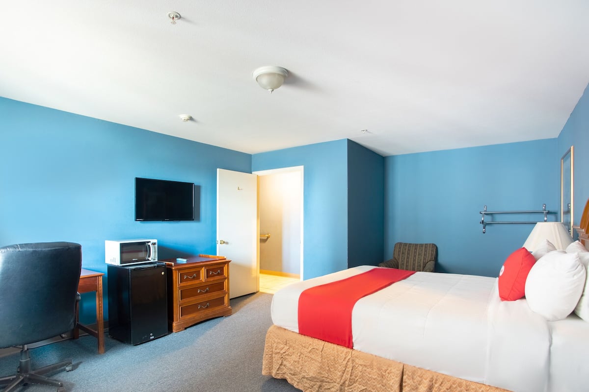 Desk, free WiFi, bed sheets