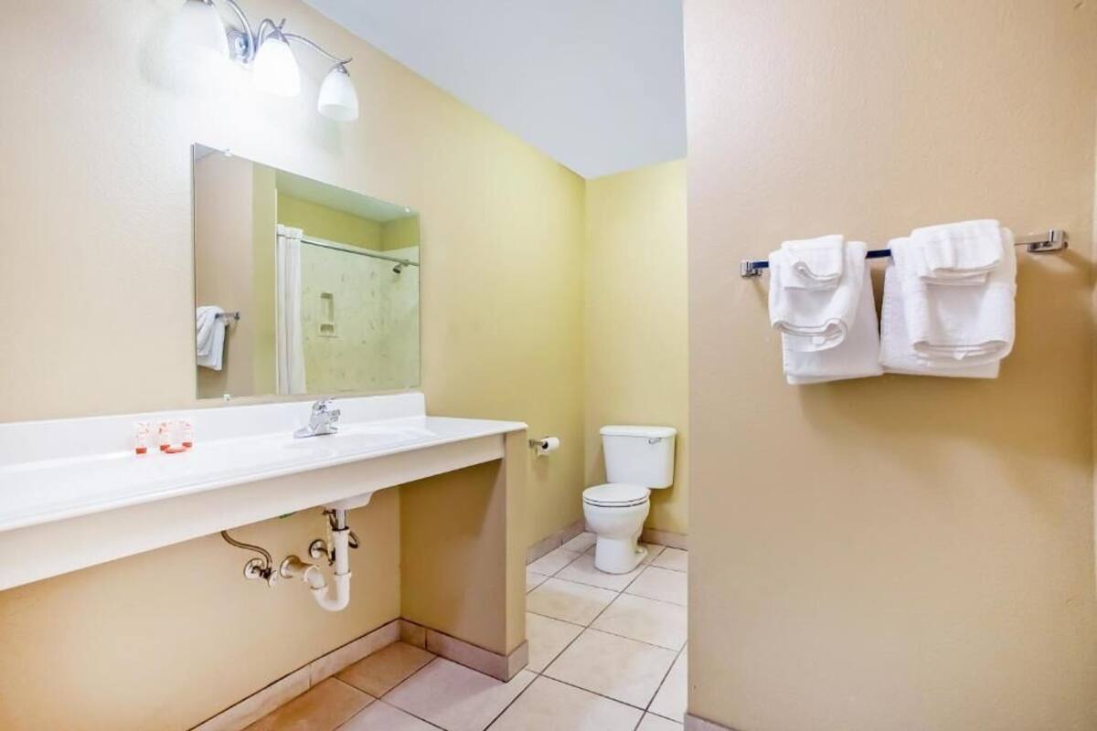 Bathroom | Free toiletries, towels, soap, toilet paper