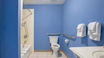 Quarto, 2 camas Queen, acessível | Banheiro | Produtos de toalete grátis, toalhas de banho, sabonete, papel higiênico