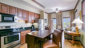 Safe på rommet, skrivebord for bærbar PC og strykejern/-brett