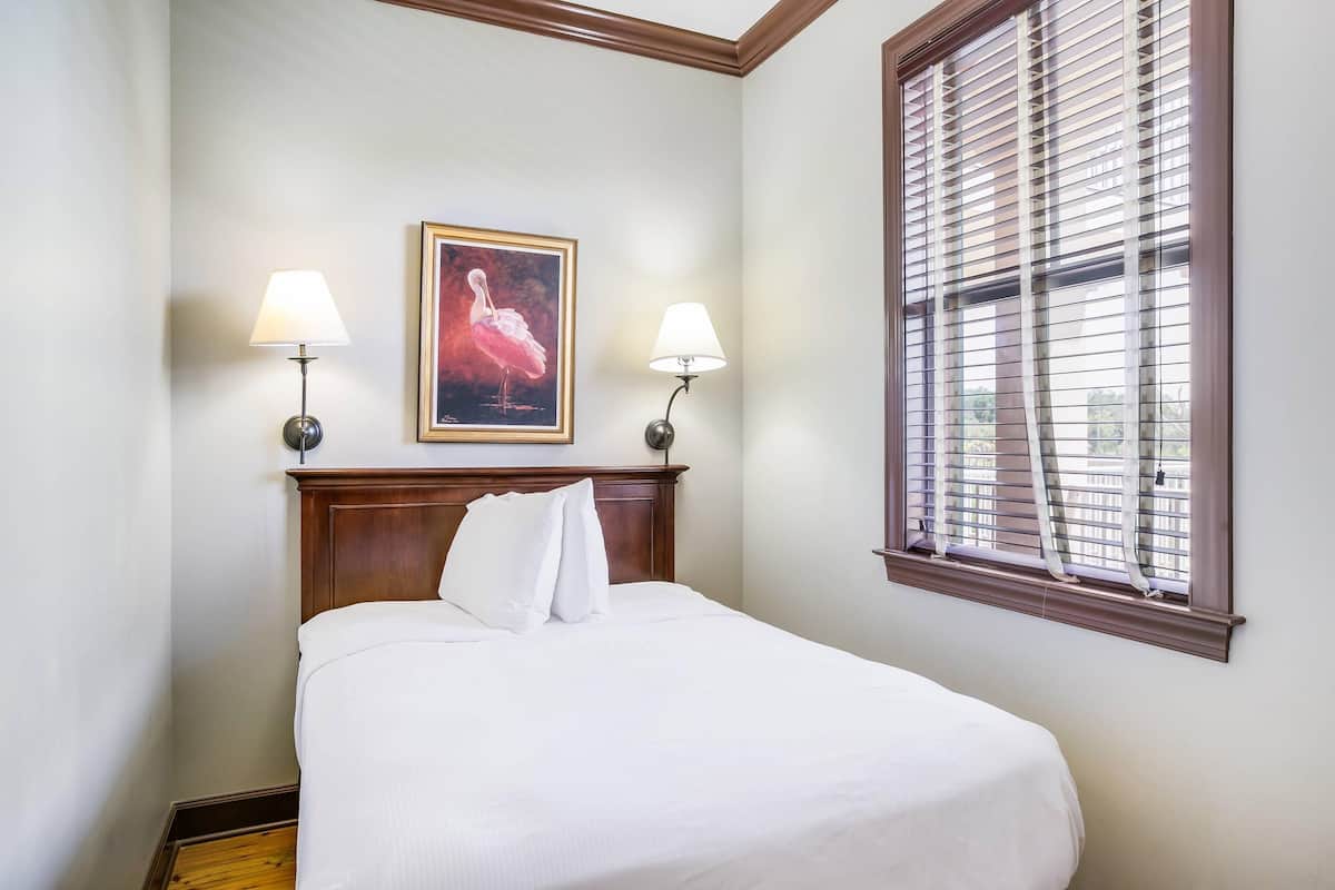 Huone, useita sänkyjä, tupakointi kielletty | Tallelokero huoneessa, kannettavalle tietokoneelle sopiva työtila