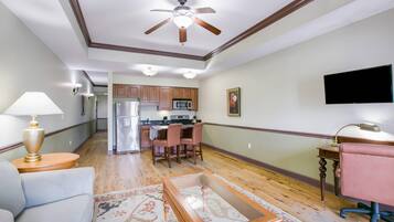 Caja de seguridad en la habitación y espacio para trabajar con laptop