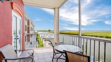 Habitación estándar, varias camas, para no fumadores | Caja de seguridad en la habitación y espacio para trabajar con laptop