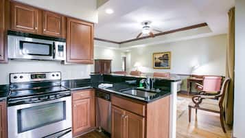 Habitación estándar, varias camas, para no fumadores | Caja de seguridad en la habitación y espacio para trabajar con laptop