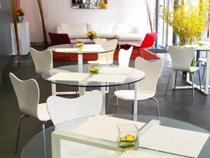 Frukost och lunch serveras, med utsikt mot trädgården