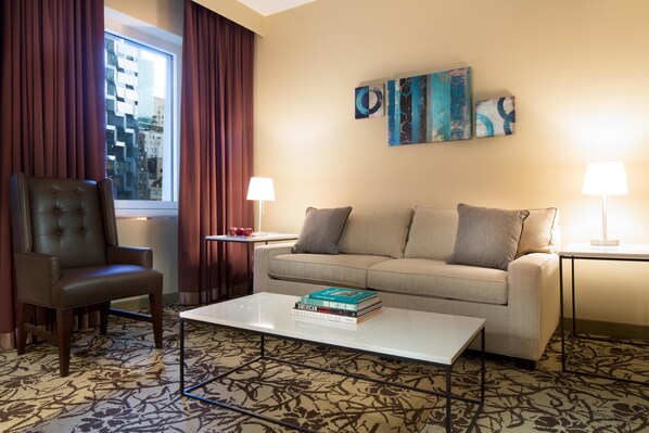 Studio - 1 kingsize-säng | Sängtillbehör av högsta kvalitet och värdeförvaringsskåp på rummet