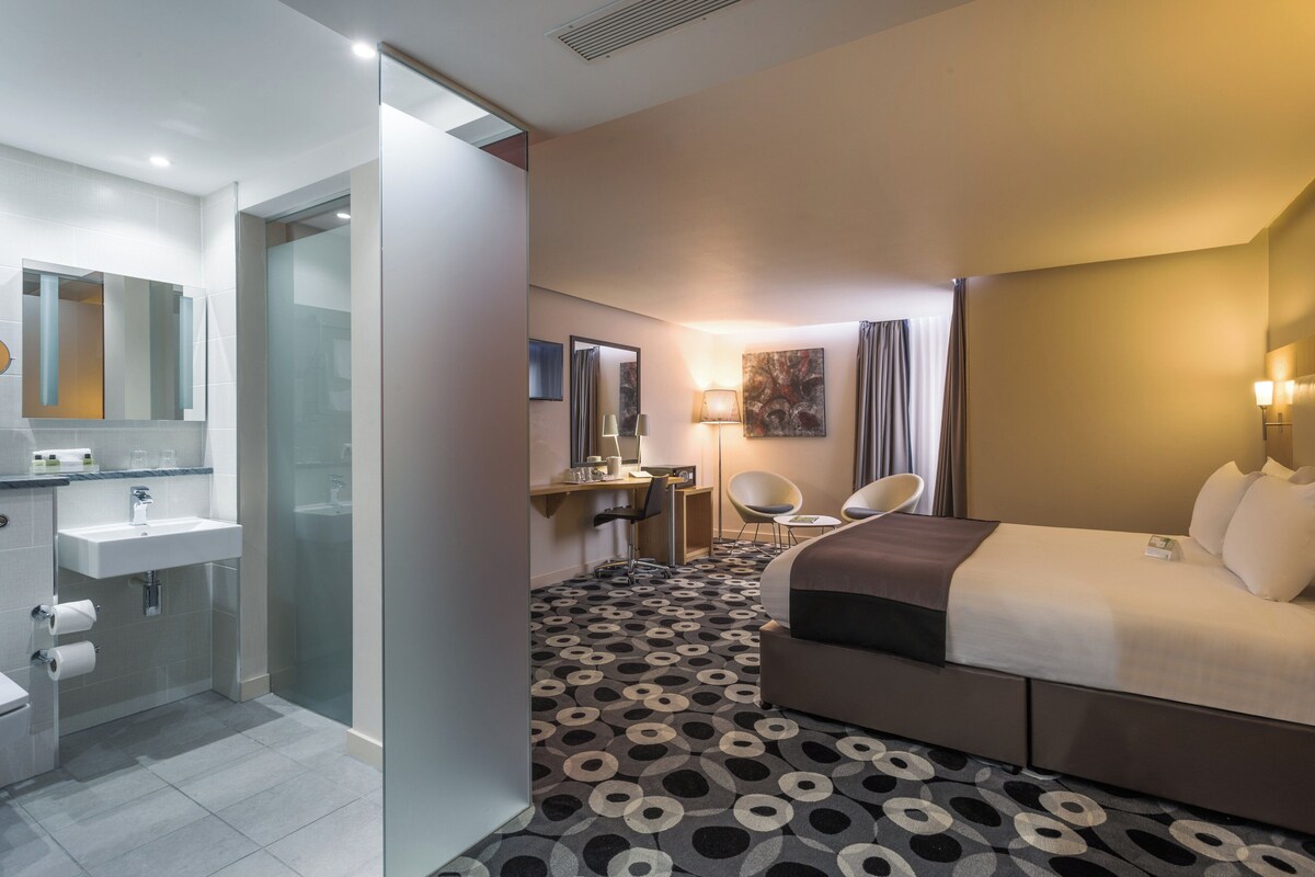 Premium kamer, 1 kingsize bed | Een kluis op de kamer, een bureau, verduisterende gordijnen