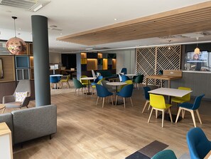 供应早餐和晚餐，地中海菜