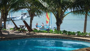 2 piscines extérieures, chaises longues
