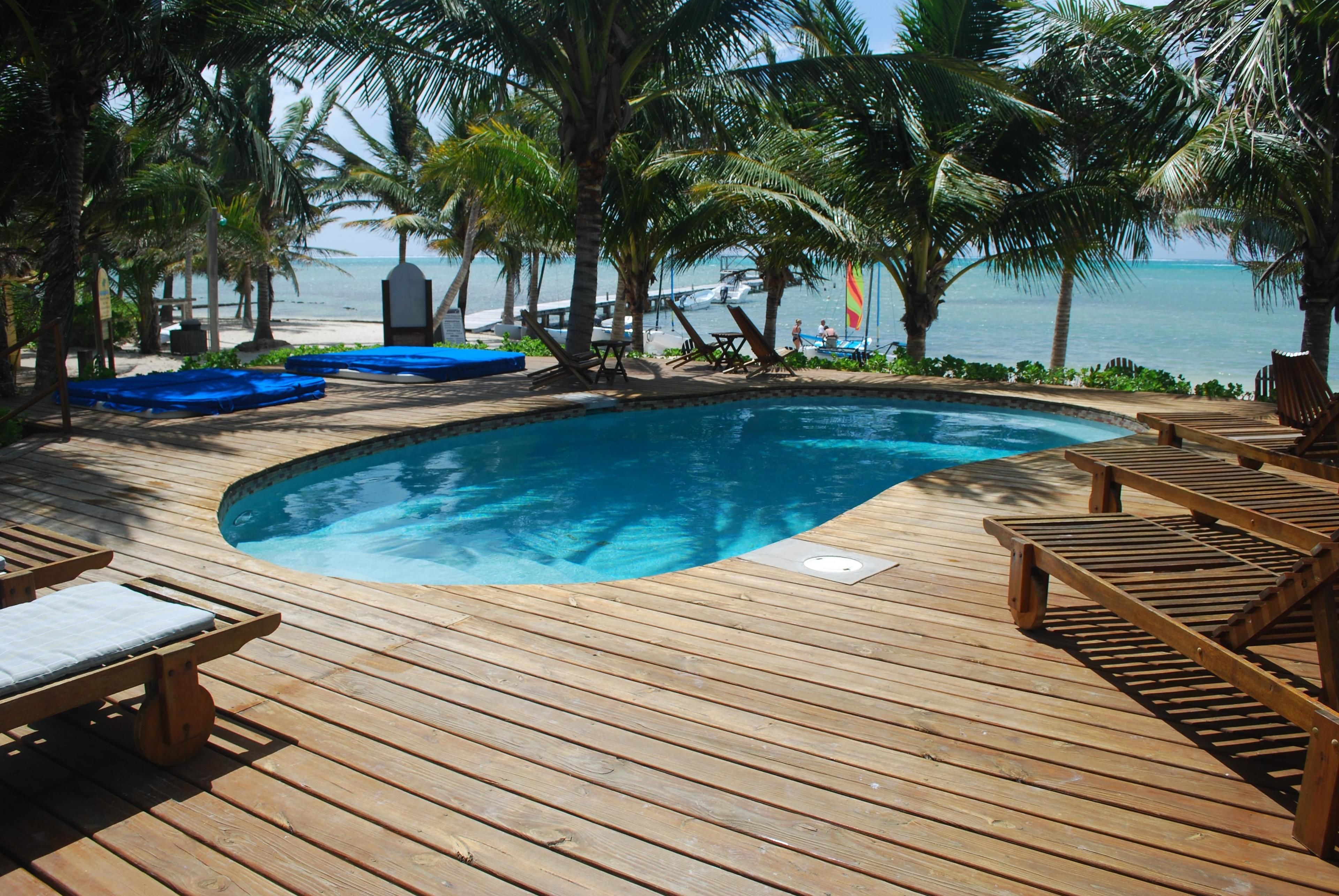 2 outdoor pools, pool loungers