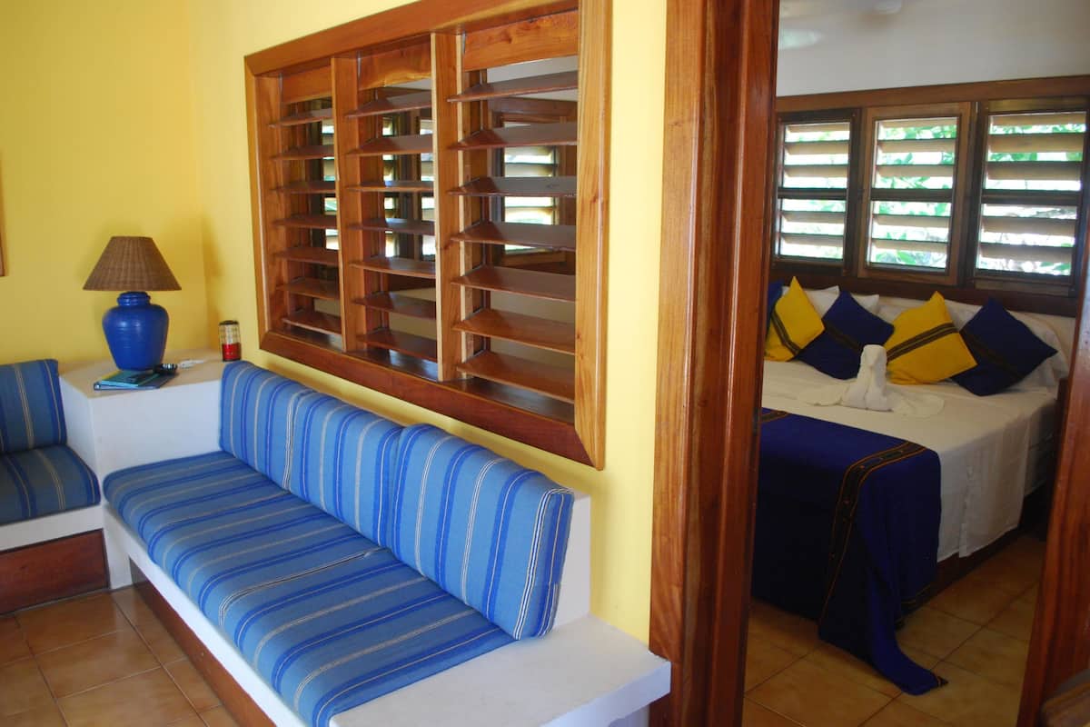 Suite, 1 habitación | Zona de estar | Una televisión de pantalla plana