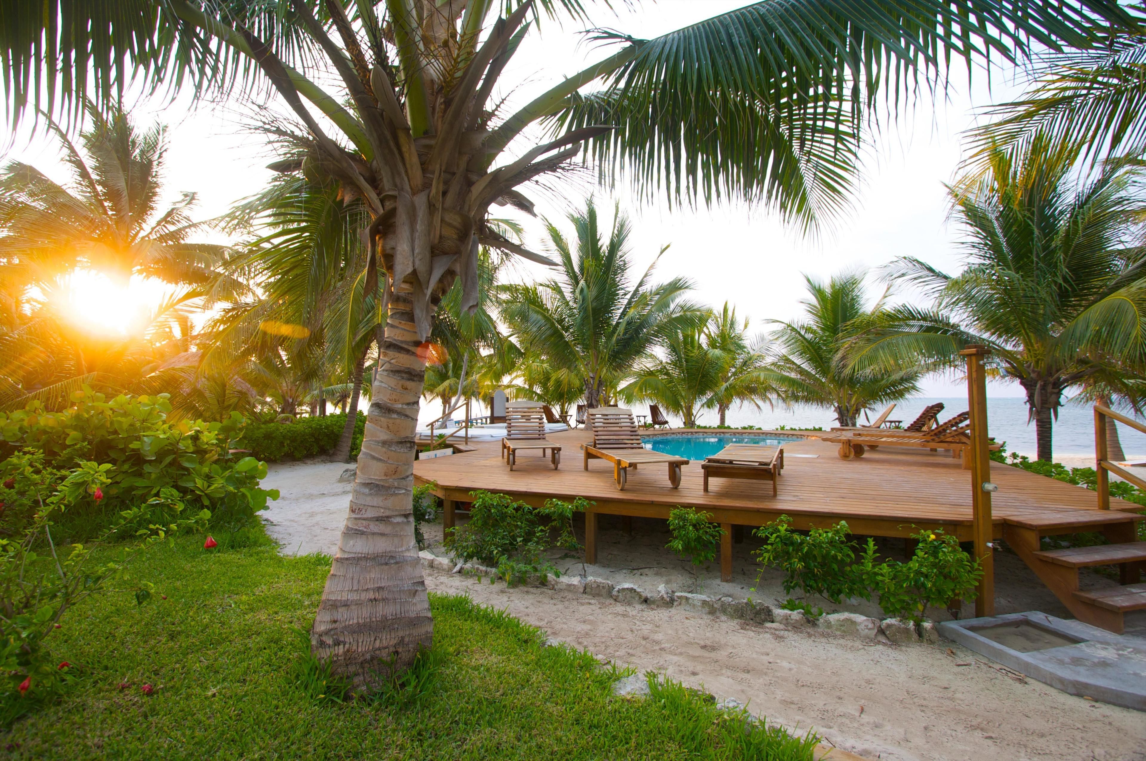 2 albercas al aire libre y camastros 