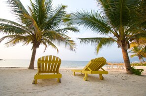 On the beach, sun loungers, beach towels, beach massages - Caribbean Villas Hotel (San Pedro)