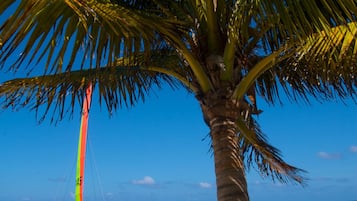 En la playa, camastros, toallas de playa y masajes en la playa 