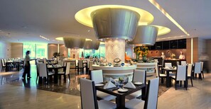 Daily buffet breakfast (CNY 128 per person)