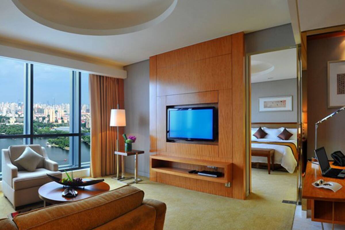 セレクト コンフォート製ベッド、セーフティボックス (室内)、デスク、ノートパソコン用作業スペース