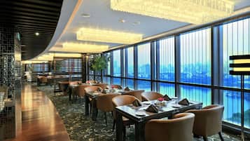 Daily buffet breakfast (CNY 128 per person)