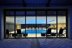 Indoor pool, outdoor pool - Guoman Hotel Shanghai (Shanghai)