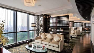 2 bars/lounges