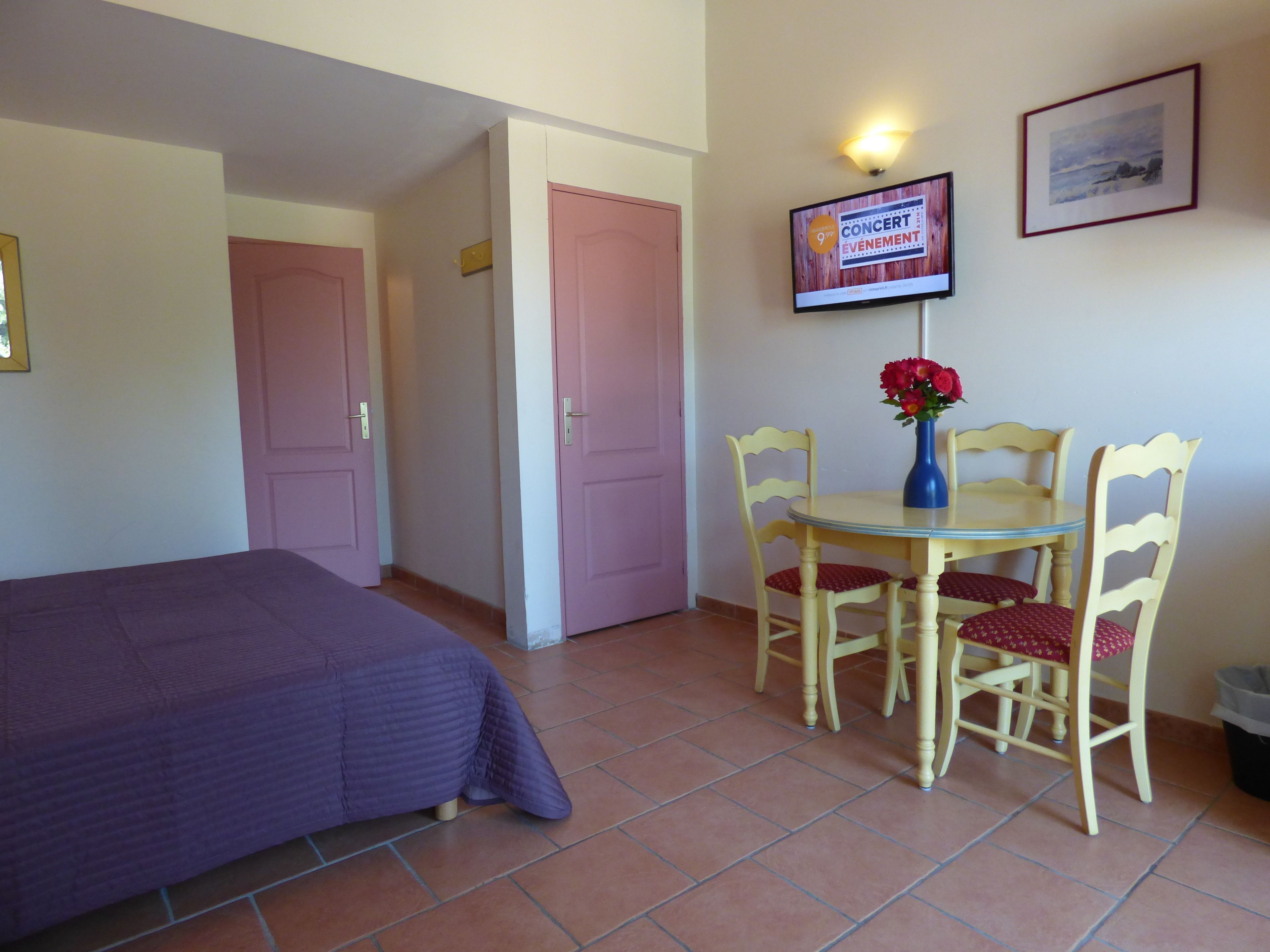 Ropa de cama de alta calidad, cubrecamas, escritorio y wifi gratis 