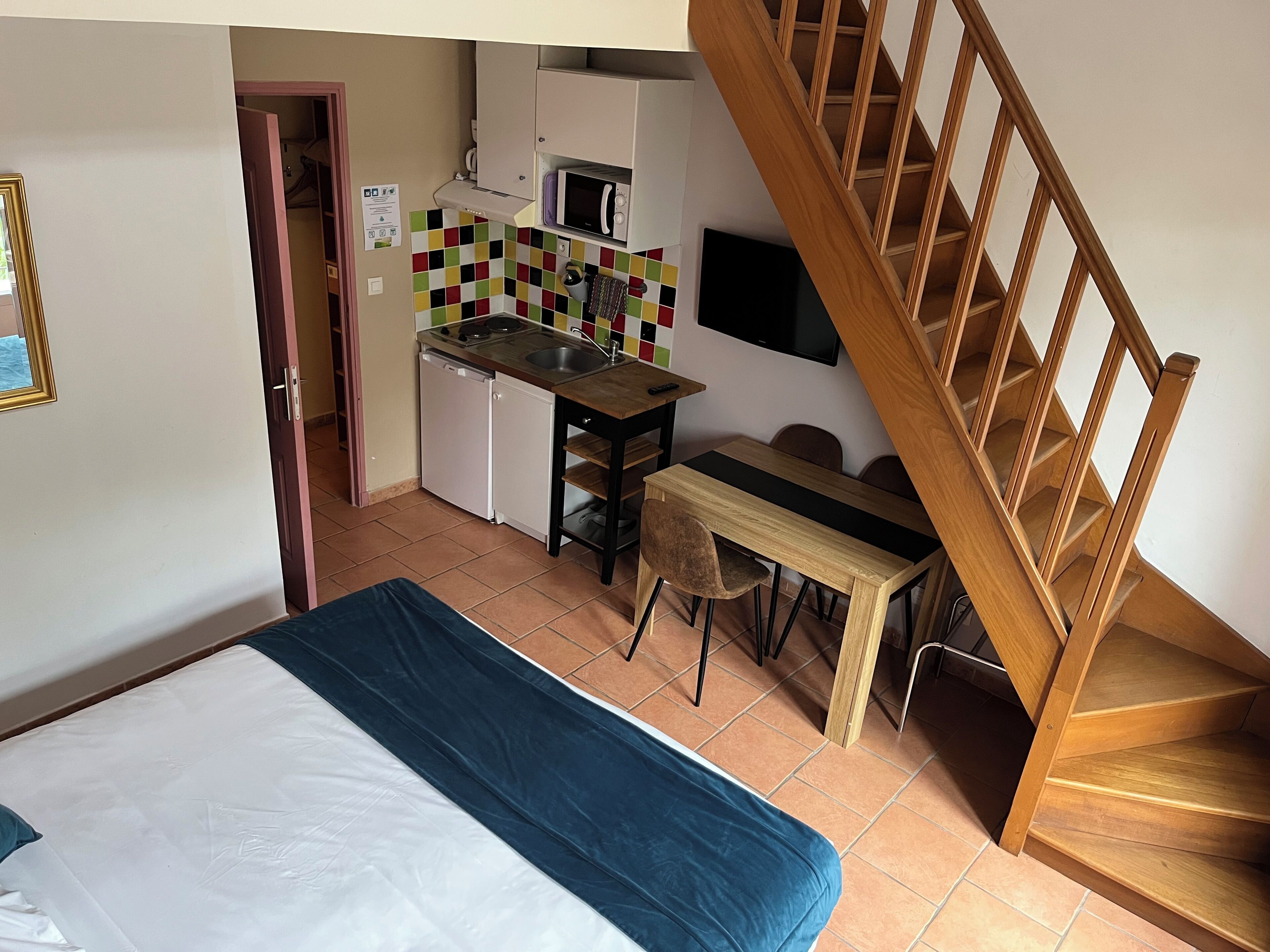 Familie maisonnette, balkon, uitzicht op zwembad | Luxe beddengoed, donsdekens, een bureau, gratis wifi