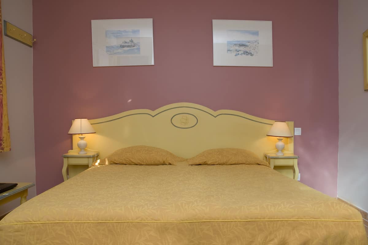 Premium bedding, down duvets, desk, free WiFi