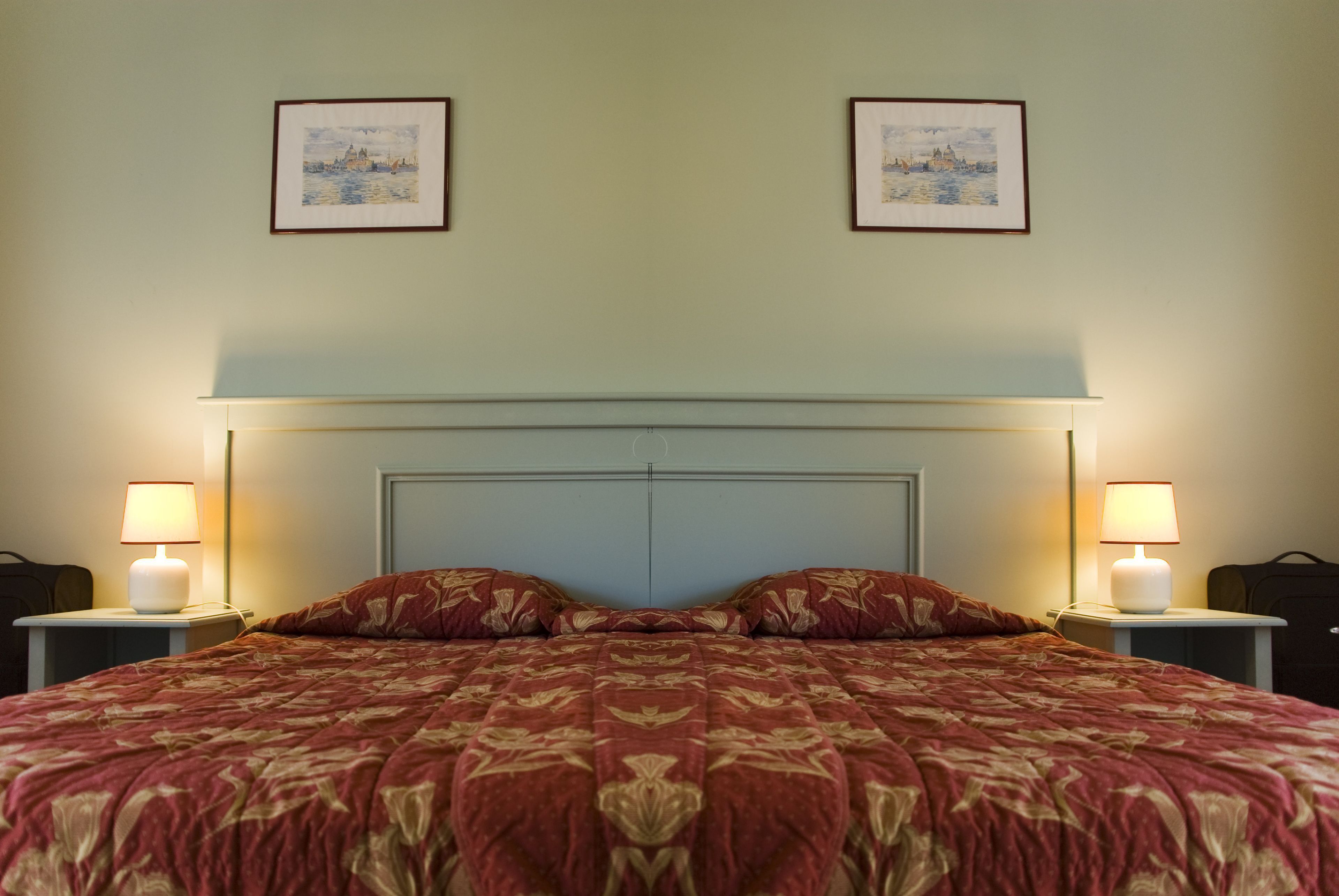 Ropa de cama de alta calidad, cubrecamas, escritorio y wifi gratis 