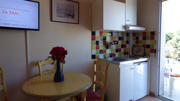 Appartement Duplex Familial, balcon, vue piscine | Coin cuisine privé