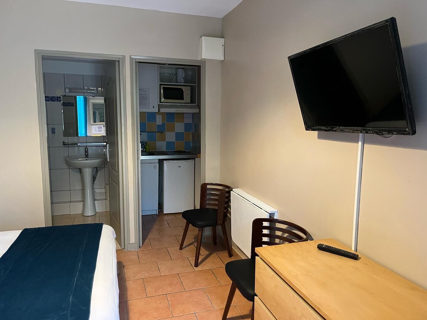 Ropa de cama de alta calidad, cubrecamas, escritorio y wifi gratis 