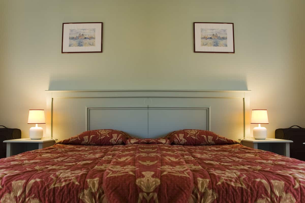 Sängtillbehör av högsta kvalitet, duntäcken, skrivbord och gratis wi-fi